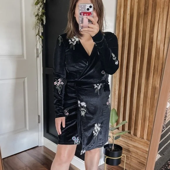 Stradivarius Floral Embroidered Wrap Dress. Size S - Picture 5 of 12